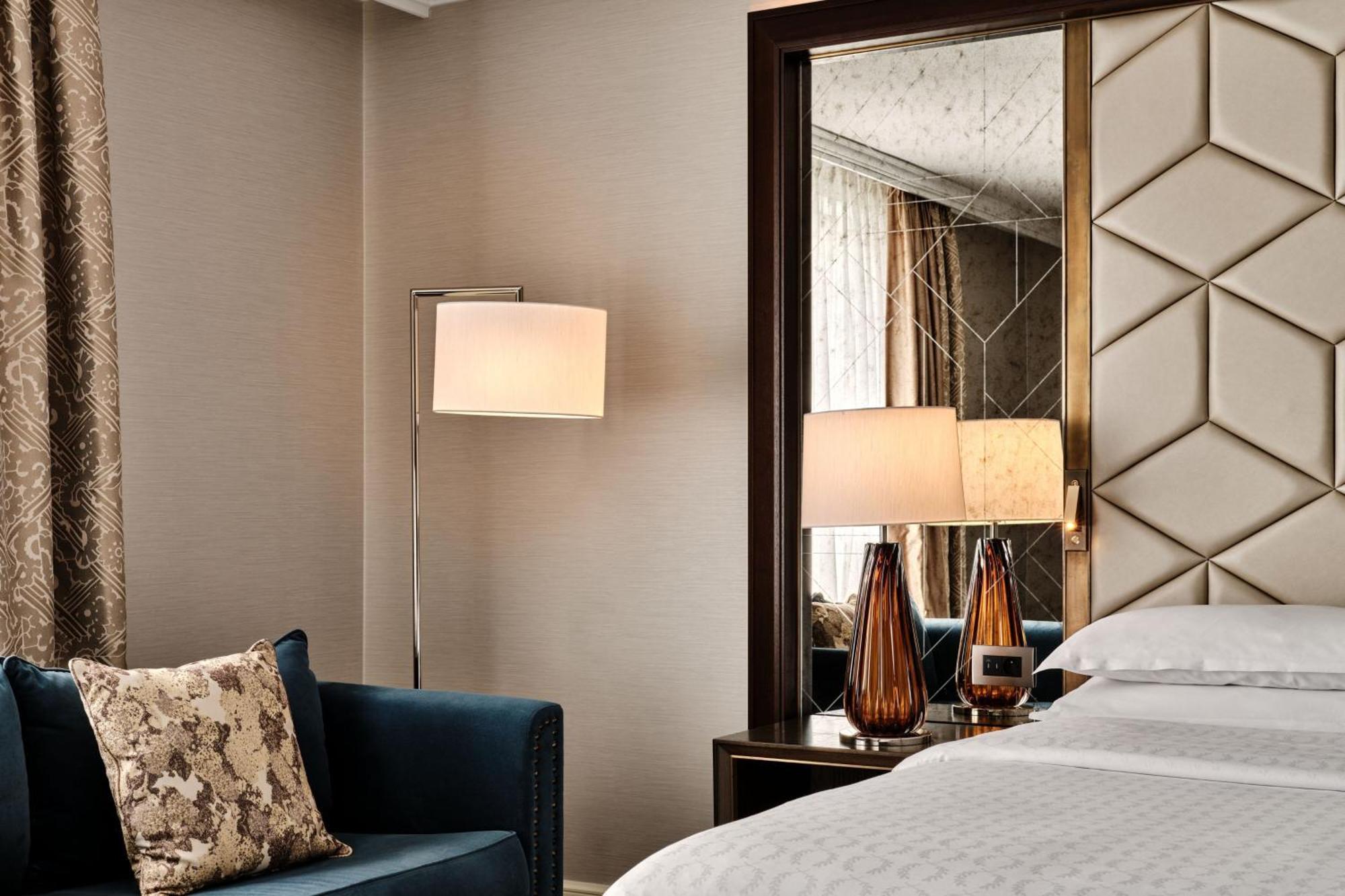 Sheraton Grand Warsaw Exterior photo A guest room at the Four Seasons Hotel