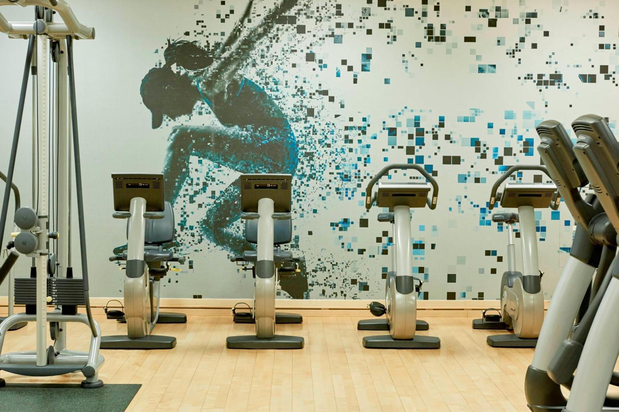 Sheraton Grand Warsaw Exterior photo The gym at the hotel